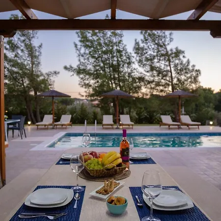 Sun's Reach Villa Tsairi