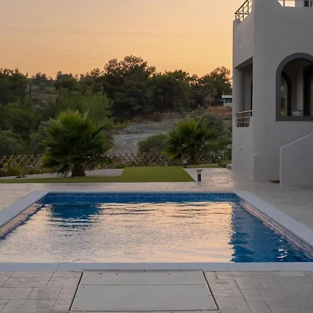 Sun's Reach Villa Tsairi